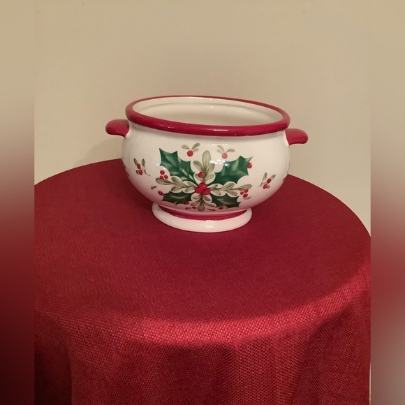 Small Christmas casserole dish Microwave & Dishwasher safe oval 5 1/2” X 6 1/2” - Picture 1 of 3